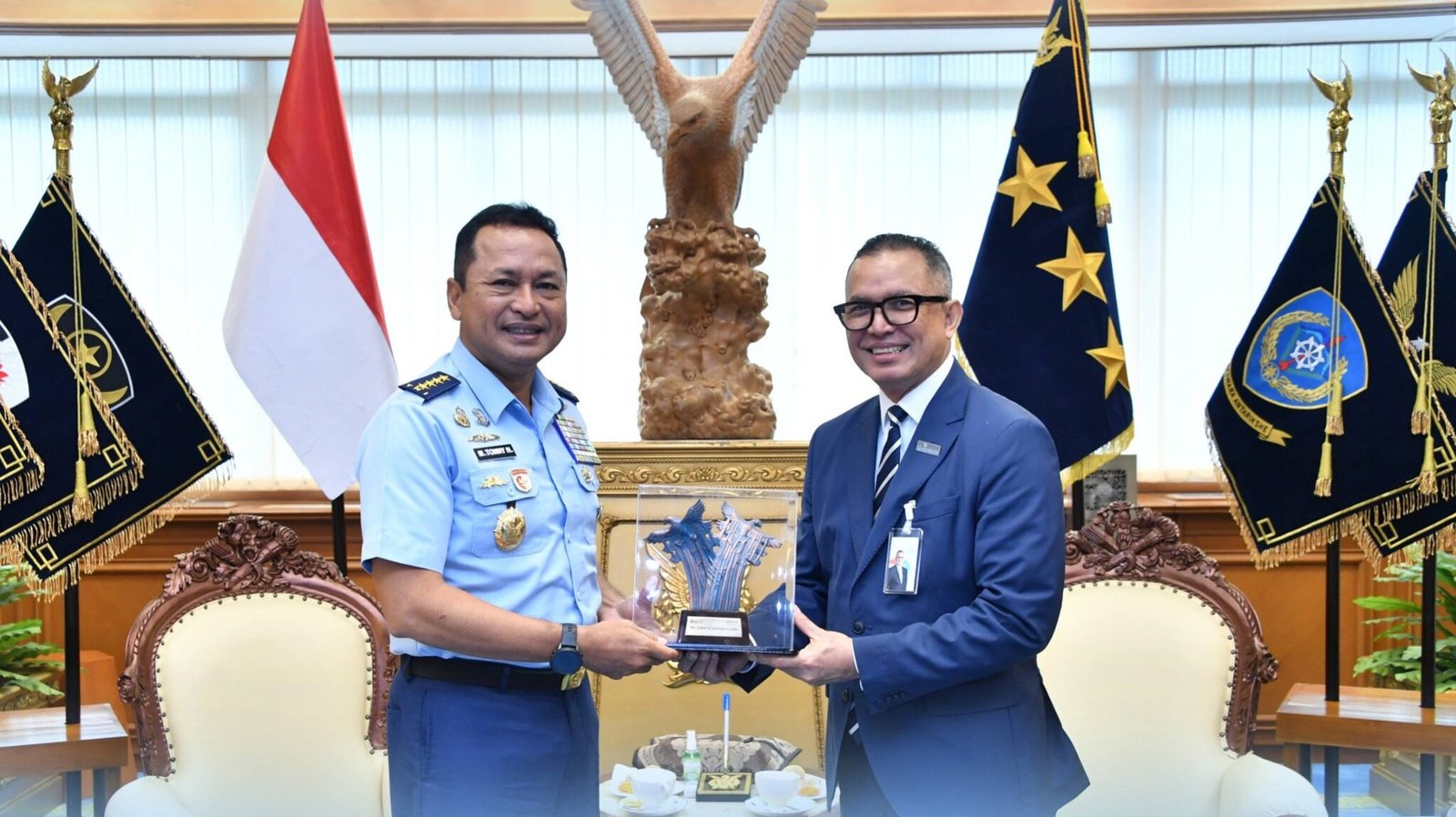 Kasau Marsekal TNI M. Tonny Harjono bertukar cinderamata dengan Dirut PT Angkasa Pura Indonesia Mohammad Rizal Pahlevi saat audiensi di Jakarta. (Dok. HO/Faktakalbar.id)