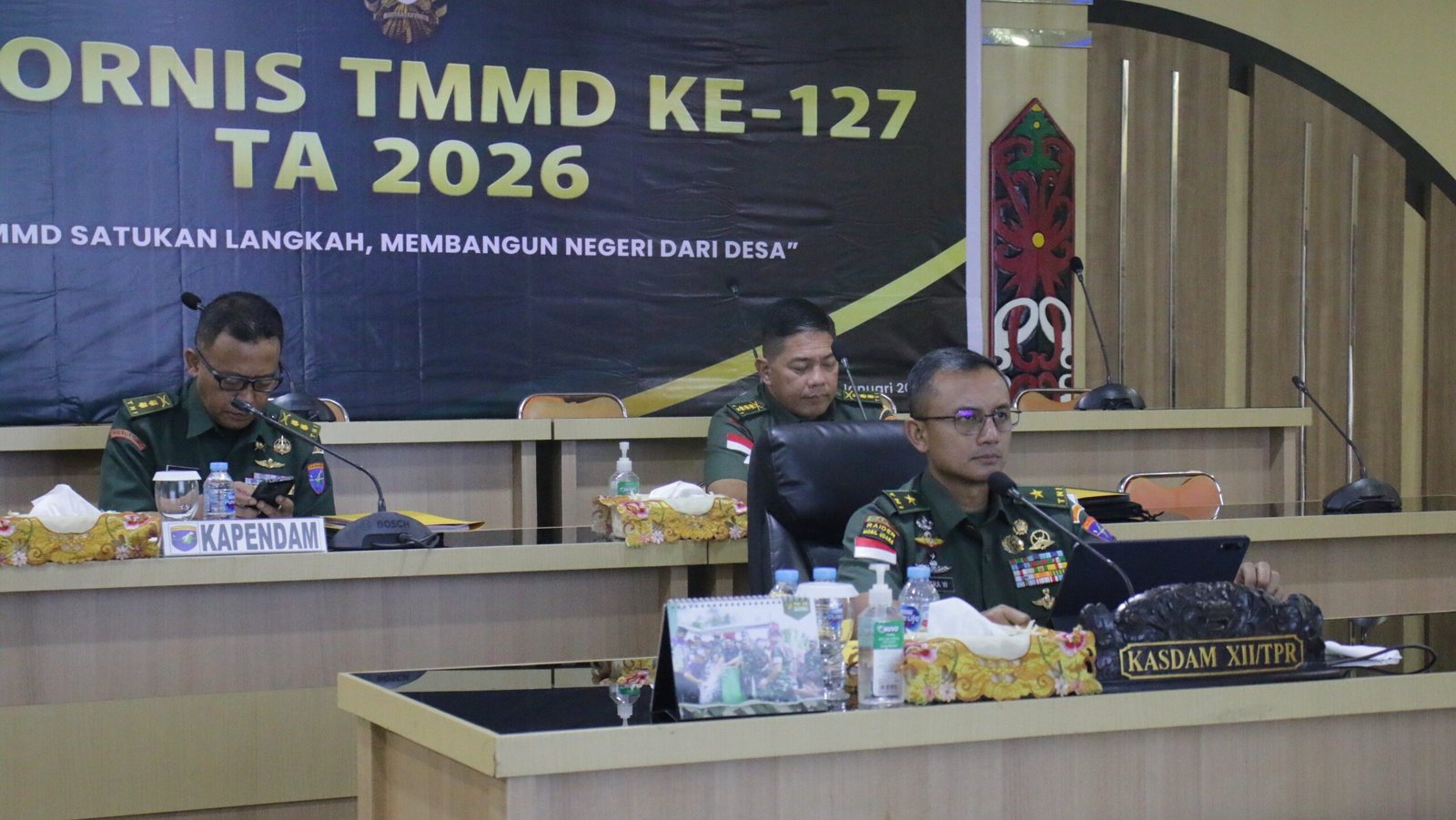 Kasdam XII/Tanjungpura Brigjen TNI Putra Widyawinaya saat menyimak paparan dalam Rapat Koordinasi Teknis (Rakornis) TMMD ke-127 dari Ruang Rapat Puskodalopsdam XII/Tpr, Kamis (29/1/2026).