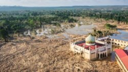 Kemenhut menyerahkan kayu gelondongan sisa bencana untuk membangun hunian sementara (huntara) di Sumatera. Kayu ini dilarang diperjualbelikan. (Dok. Ist)