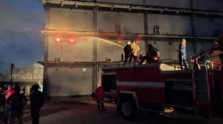 "Detik-detik kebakaran Intan Market Sintang, Minggu (25/1/2026). Pengunjung di lantai 3 terpaksa terobos asap pekat, Damkar jebol tembok untuk pemadaman. "