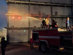 Kebakaran Intan Market Sintang: Pengunjung Terobos Asap Pekat, Petugas Terpaksa Bobol Tembok