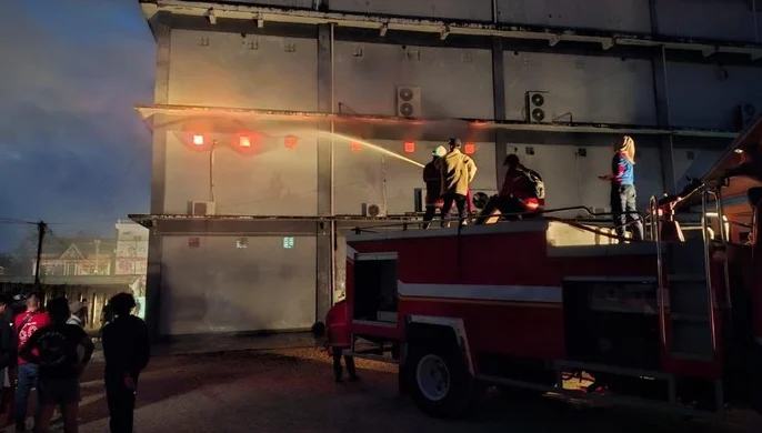 "Detik-detik kebakaran Intan Market Sintang, Minggu (25/1/2026). Pengunjung di lantai 3 terpaksa terobos asap pekat, Damkar jebol tembok untuk pemadaman. "