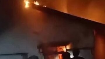 Kantor Desa Pemawan di Kapuas Hulu terbakar akibat dugaan korsleting listrik.
