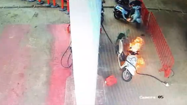 Satu unit sepeda motor terbakar di area SPBU Tanjung Puri, Sintang. Insiden ini diduga kuat dipicu oleh aktivitas pengisian BBM Pertalite secara ilegal langsung ke dalam jeriken, yang melanggar prosedur keselamatan.