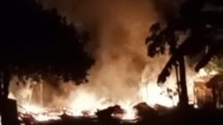 Kobaran api melalap sebuah rumah warga di kawasan Sungai Debu, Desa Air Upas, Ketapang, pada malam hari. (Dok. Ist)