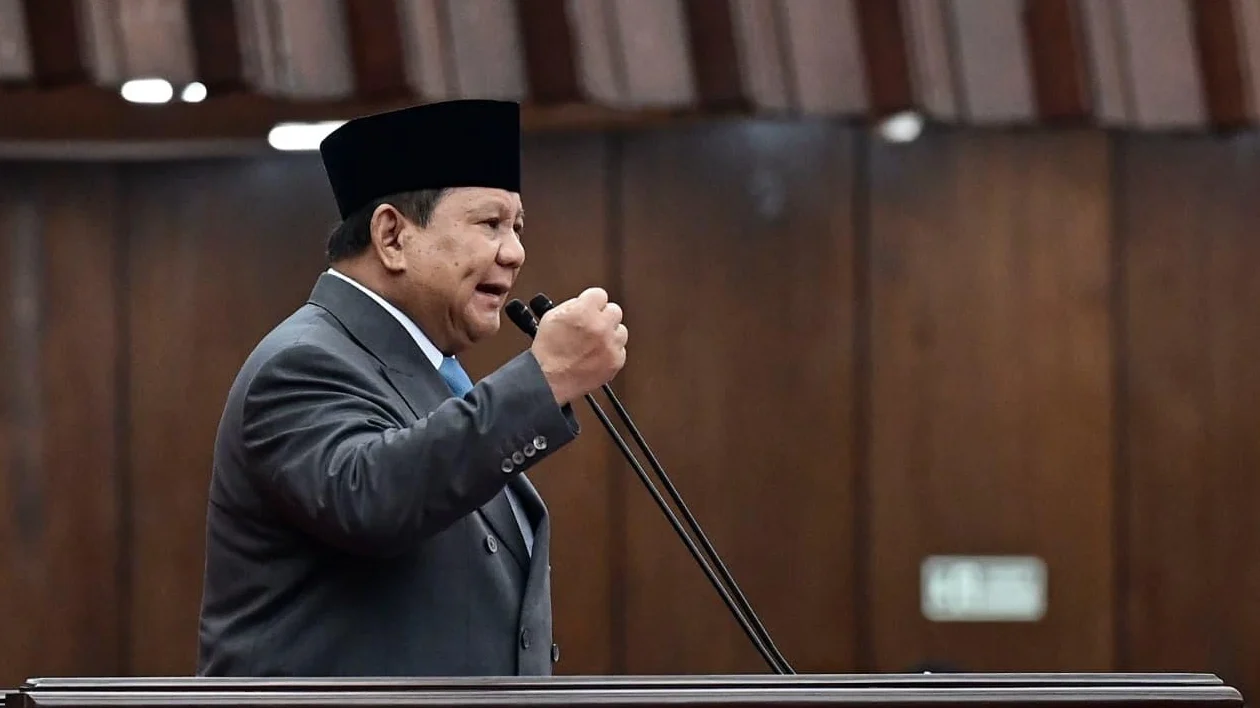 "Kebijakan fiskal Presiden Prabowo Subianto yang memperlebar defisit memicu eksodus modal asing masif. Pasar modal RI merosot hingga Rp1.300 triliun."