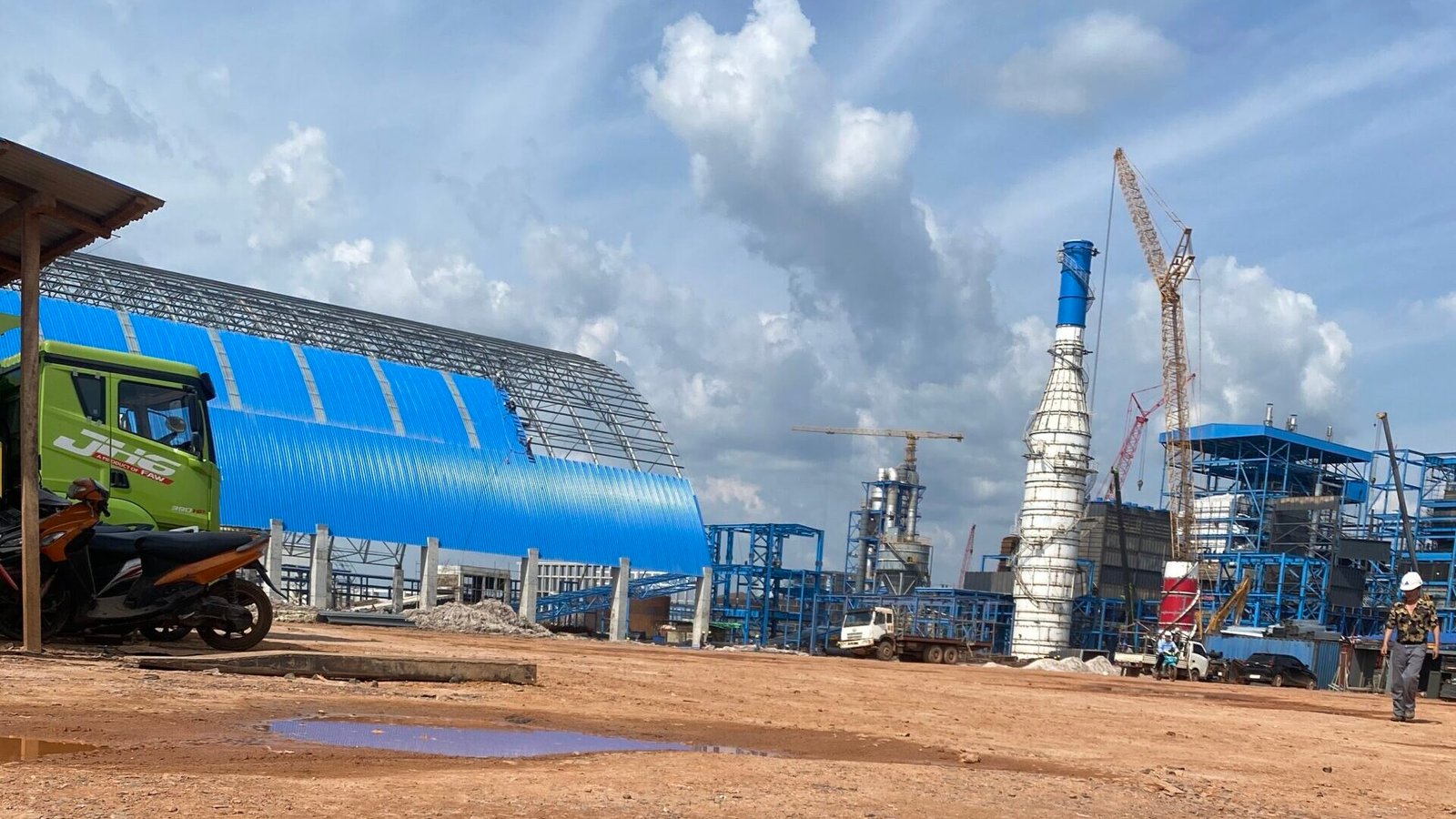 Suasana area proyek pembangunan smelter bauksit PT Borneo Alumindo Prima (BAP) yang sedang dalam tahap konstruksi di Ketapang. (Dok. Ist)