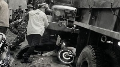 Kondisi lokasi kecelakaan truk dinas TNI AD yang melibatkan dua anggota polisi di Cisarua, Kabupaten Bandung Barat. (Dok. HO/Faktakalbar.id)