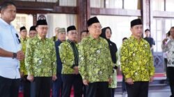 Jusuf Kalla tiba di Bandara Supadio Pontianak disambut oleh Gubernur Ria Norsan menggunakan payung di landasan pacu. (Dok. HO/Faktakalbar.id)