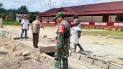 Personel Kodim 1209/Bengkayang bersama tim teknis meninjau langsung kondisi drainase di Desa Sebandut untuk memastikan aliran air lancar dan konstruksi aman, Sabtu (17/1).