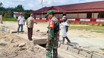Personel Kodim 1209/Bengkayang bersama tim teknis meninjau langsung kondisi drainase di Desa Sebandut untuk memastikan aliran air lancar dan konstruksi aman, Sabtu (17/1).