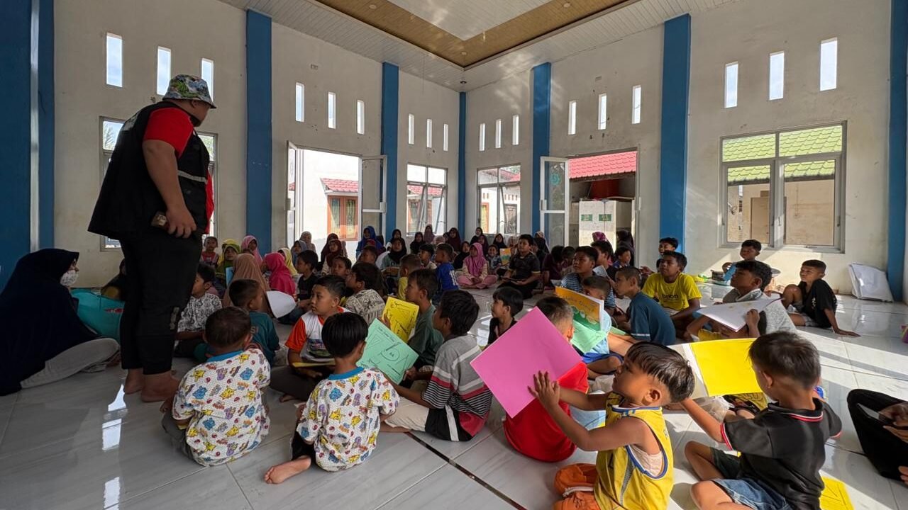 Anak-anak korban bencana di Aceh Tamiang mengikuti kegiatan belajar dan bermain yang dipandu oleh relawan Dongeng Ceria dalam program Zona Anak.