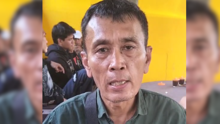 Orang tua korban saat memberikan keterangan kepada awak media terkait keberatan mereka terhadap hasil rekonstruksi kasus pembunuhan di Sanggau, Senin (27/1).