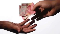 'Mengapa orang dewasa sering merasa terbebani saat harus meminta bantuan keuangan kepada orang tua? Simak ulasan psikologis tentang otonomi dan harga diri."