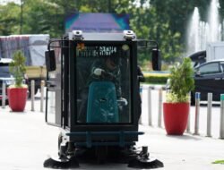 Modernisasi Kebersihan Kota, Wako Edi Terjunkan Mobil “Penyapu” Canggih di Trotoar