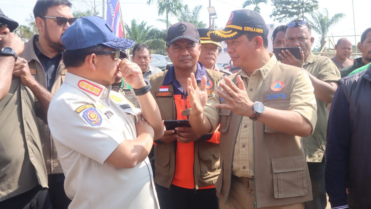 Kepala BNPB Letjen TNI Suharyanto bersama Mendagri Tito Karnavian saat meninjau langsung lokasi pembangunan hunian sementara bagi korban banjir di Aceh Utara, Kamis (22/1).