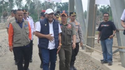 Kepala BNPB Letjen TNI Suharyanto bersama Mendagri Tito Karnavian saat meninjau kondisi infrastruktur terdampak banjir dan longsor di Provinsi Aceh, Rabu (21/1).
