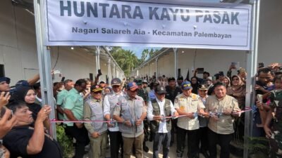 Kepala BNPB dampingi Menko PMK dan Mendagri dalam simbolis peresmian Hunian Sementara yang terletak di Lapangan SDN 05 Kayu Pasa, Kecamatan Palembayan, Kabupaten Agam, Sumatra Barat, Sabtu (24/1).