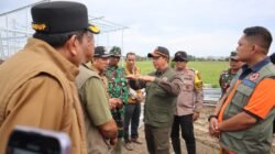 Kepala BNPB, Letjen TNI Dr. Suharyanto, meninjau pembangunan Hunian Sementara (Huntara) di Desa Manyang Lancok, Kecamatan Meureudu, Kabupaten Pidie Jaya, Provinsi Aceh, Selasa (20/1), untuk memastikan percepatan penyelesaian hunian bagi masyarakat terdampak bencana.