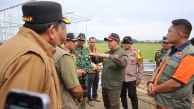 Kepala BNPB, Letjen TNI Dr. Suharyanto, meninjau pembangunan Hunian Sementara (Huntara) di Desa Manyang Lancok, Kecamatan Meureudu, Kabupaten Pidie Jaya, Provinsi Aceh, Selasa (20/1), untuk memastikan percepatan penyelesaian hunian bagi masyarakat terdampak bencana.