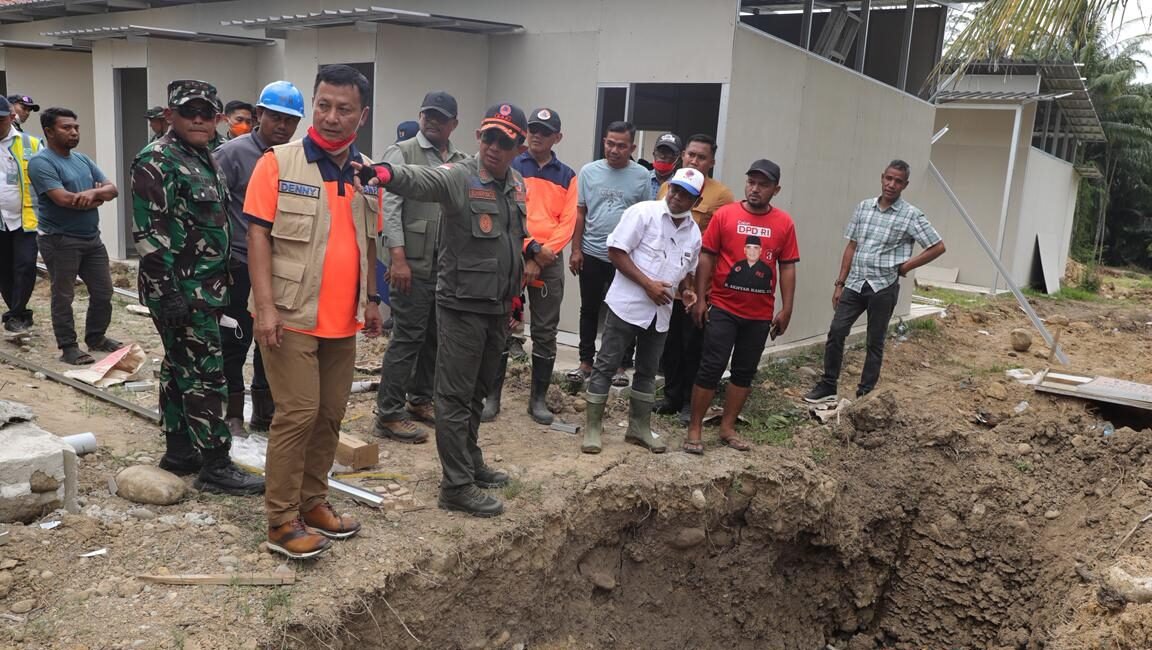 Kepala BNPB Suharyanto saat memantau progres pembangunan infrastruktur dan hunian sementara dalam rangka percepatan pemulihan pascabencana Aceh Utara, Kamis (29/1/2026).