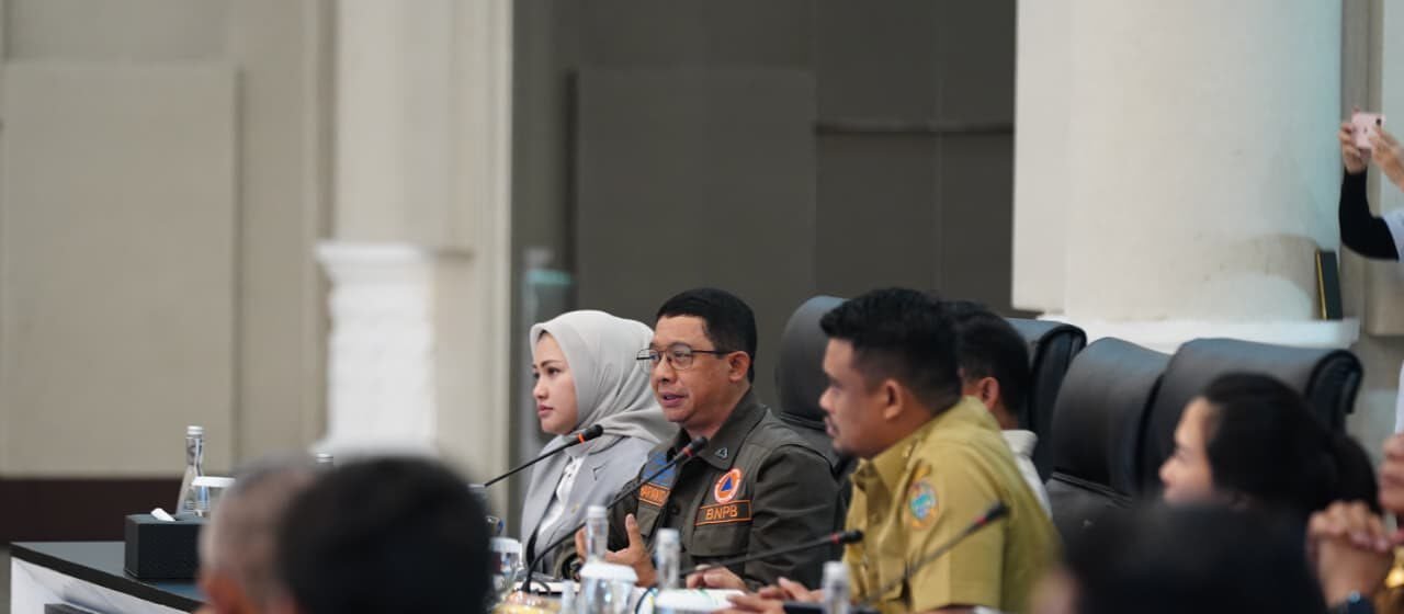 Kepala BNPB Suharyanto berbicara didampingi jajaran menteri dalam rapat koordinasi percepatan rehabilitasi dan rekonstruksi pascabencana wilayah Sumatra Utara. (Dok. HO/Faktakalbar.id)