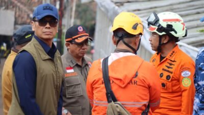 Kepala BNPB Letjen TNI Suharyanto (kiri) berdiskusi dengan Kepala Basarnas dan tim gabungan saat meninjau lokasi bencana longsor di Bandung Barat. (Dok. HO/Faktakalbar.id)