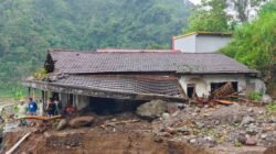 "Kondisi rumah salah satu warga yang terdampak bencana tanah longsor di Desa Tempur, Kecamatan Keling, Kabupaten Jepara, pada Jumat (16/1/2026)."