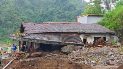 "Kondisi rumah salah satu warga yang terdampak bencana tanah longsor di Desa Tempur, Kecamatan Keling, Kabupaten Jepara, pada Jumat (16/1/2026)."