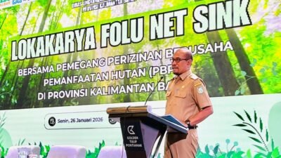 Kepala DLHK Provinsi Kalimantan Barat, Adi Yani, sedang menyampaikan materi di podium dalam acara Lokakarya Kebijakan FOLU Net Sink bersama pemegang izin usaha hutan. (Dok. HO/Faktakalbar.id)