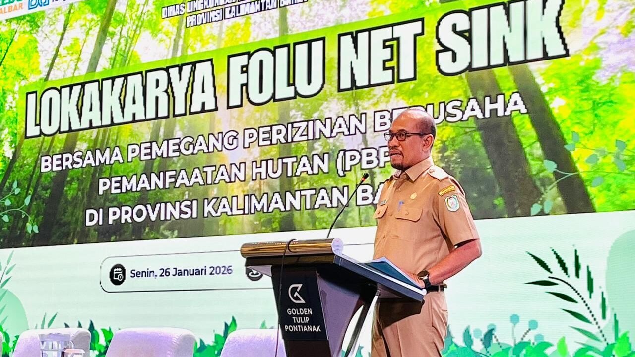 Kepala DLHK Provinsi Kalimantan Barat, Adi Yani, sedang menyampaikan materi di podium dalam acara Lokakarya Kebijakan FOLU Net Sink bersama pemegang izin usaha hutan. (Dok. HO/Faktakalbar.id)