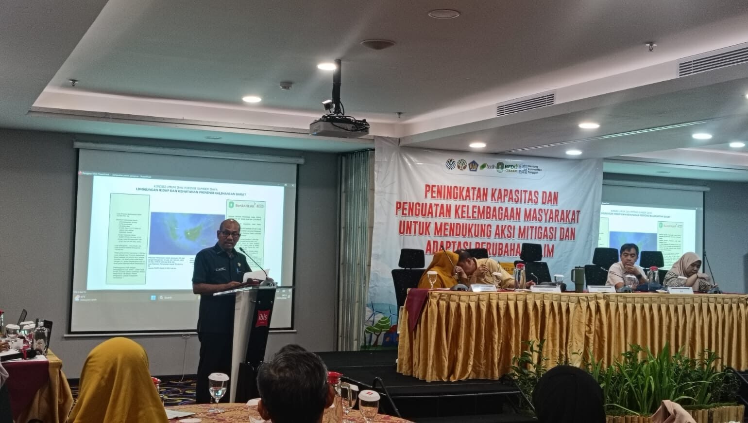 Kepala DLHK Provinsi Kalbar, Adi Yani, saat memberikan sambutan dalam acara workshop peningkatan kapasitas dan penguatan kelembagaan masyarakat terkait perubahan iklim di Pontianak, Selasa (20/1).