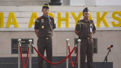 Kepala Kejaksaan Tinggi Kalimantan Barat, Dr. Emilwan Ridwan, saat memberikan arahan kepada seluruh jajaran dalam Apel Kerja Perdana Tahun 2026 di halaman Kantor Kejati Kalbar, Senin (5/1).