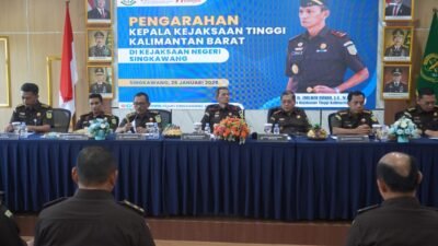 Kepala Kejaksaan Tinggi Kalimantan Barat, Emilwan Ridwan saat memberikan pengarahan kepada seluruh jajaran pejabat dan pegawai di kantor Kejaksaan Negeri Singkawang, Senin (26/1).