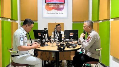 Kepala Rumah Sakit Bhayangkara Polda Kalbar, Josep Ginting, berbicara dalam sebuah acara bincang-bincang di radio swasta Pontianak. (Dok: HO/Faktakalbar.id)