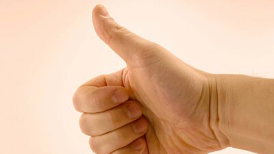 "Sering ucapkan 'Oke' tapi tak tahu artinya? Ternyata kata ini singkatan dari 'Oll Korrect' yang populer tahun 1839. Simak fakta unik sejarahnya di sini!"