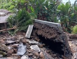 Penanganan Banjir Halmahera Utara Terkendala Akses yang Terputus, Petugas Gunakan Rakit Tembus Lokasi