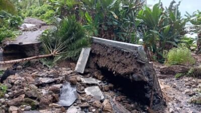 Kondisi jalan yang terputus akibat diterjang banjir di Kabupaten Halmahera Utara, menghambat penyaluran bantuan ke lokasi terdampak. (Ilustrasi)