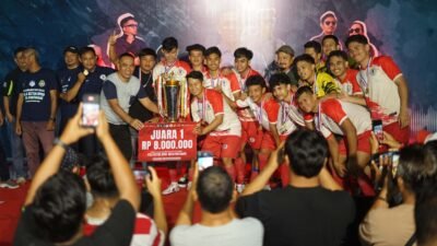 Ketua DPRD Kota Pontianak Satarudin berfoto bersama tim juara turnamen mini soccer sambil memegang piala dan papan hadiah simbolis. (Dok. HO/Faktakalbar.id)