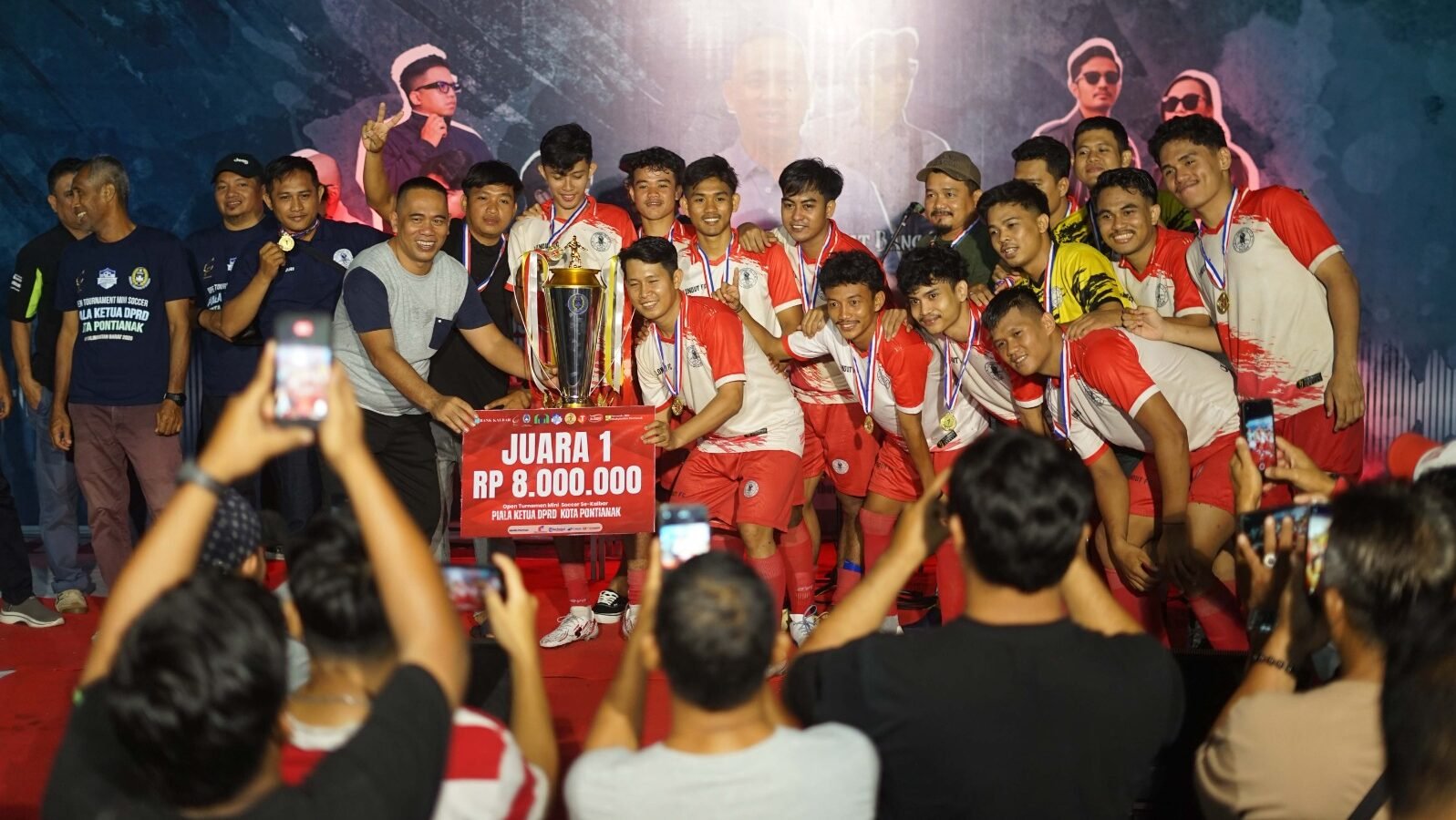 Ketua DPRD Kota Pontianak Satarudin berfoto bersama tim juara turnamen mini soccer sambil memegang piala dan papan hadiah simbolis. (Dok. HO/Faktakalbar.id)