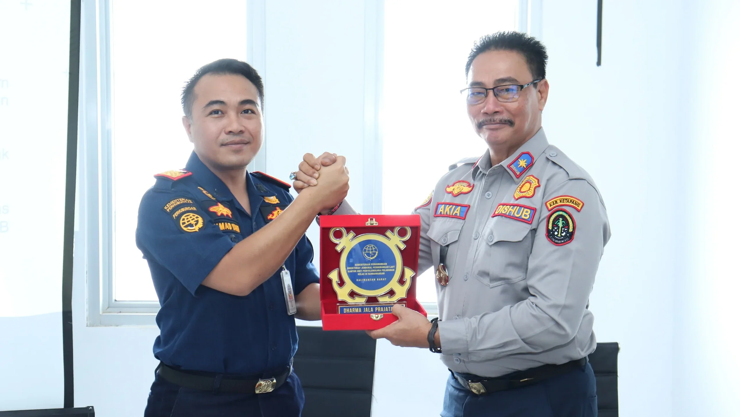 "Mulai 2026, kewenangan keselamatan angkutan sungai dan penyeberangan beralih ke Syahbandar. UPP Kendawangan gelar dialog teknis bahas transisi aturan bersama pelaku usaha."