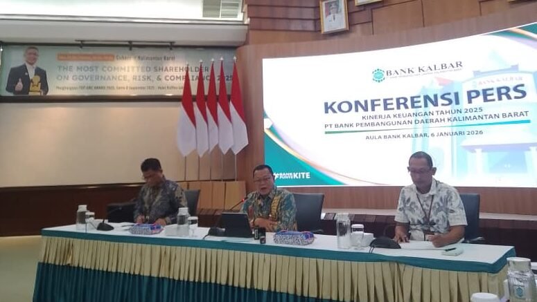 "Rokidi sebut 2025 tahun terberat bagi lembaga keuangan. Namun, kinerja Bank Kalbar 2025 mencatat pertumbuhan kredit 7,18% menjadi Rp18,07 triliun. "