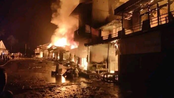 Suasana kebakaran yang melanda deretan ruko di kawasan Pasar Seluas, Kecamatan Seluas, Kabupaten Bengkayang, pada Sabtu (3/1/2026) malam.
