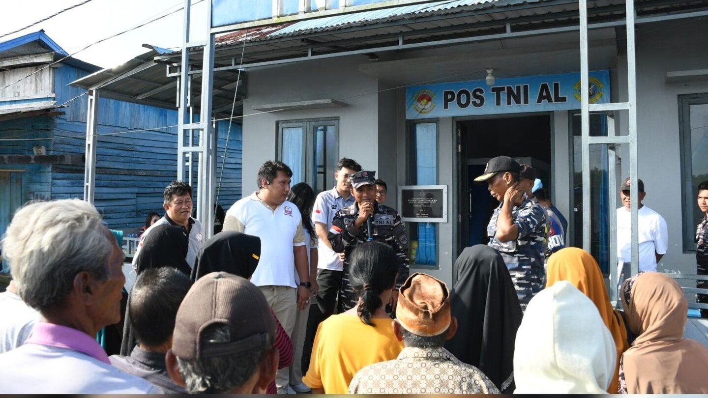 Suasana bakti sosial Kodaeral XII bersama warga pesisir dan nelayan di depan Pos TNI AL (Posal) Sungai Kakap. (Dok. HO/Faktakalbar.id)