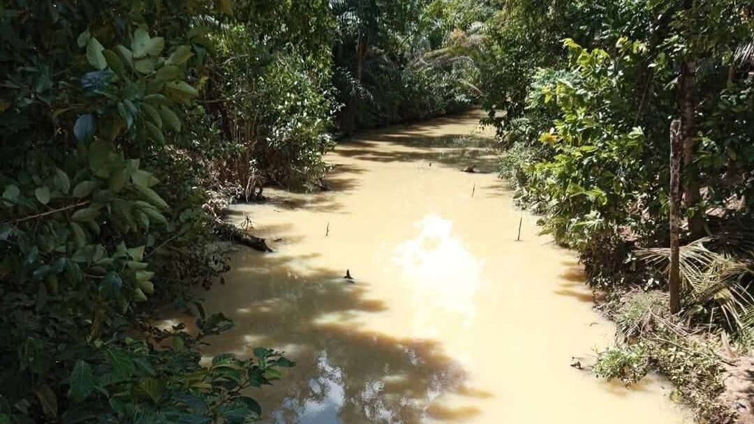 kondisi air sungai yang berubah keruh dan berlumpur akibat aktivitas pertambangan ilegal di bagian hulu, membuat warga kesulitan mendapatkan air bersih.
