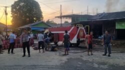 Petugas pemadam kebakaran bersama warga dan aparat kepolisian saat melakukan pendinginan di lokasi kebakaran pangkalan gas LPG di Kecamatan Sekayam, Sabtu (17/1).