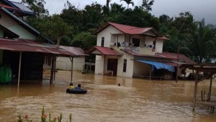 Hujan lebat picu banjir di Kabupaten Melawi, merendam 14 desa dan 1.027 KK.