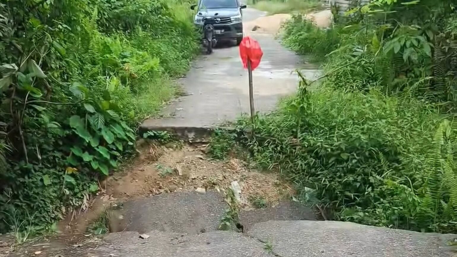 Kondisi tanah dan aspal yang amblas di Jalan Purnama, Kelurahan Mengkurai, Kabupaten Sintang, yang dikeluhkan warga karena belum diperbaiki hingga Senin (5/1).