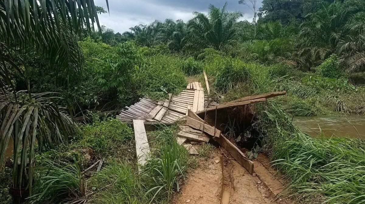 Jembatan kayu Sungai Entibab di Desa Merayuh, Kabupaten Landak, rusak parah diterjang banjir. Akibatnya, akses warga terputus total ke beberapa dusun hingga ke Kecamatan Entikong.