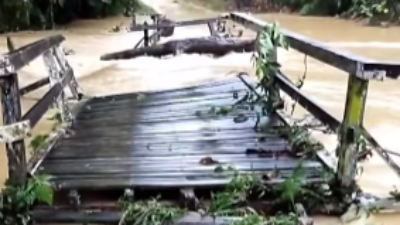 Kondisi jembatan utama di Dusun Sarik, Desa Mongko, yang terputus total akibat diterjang luapan sungai pada Kamis pagi (8/1).